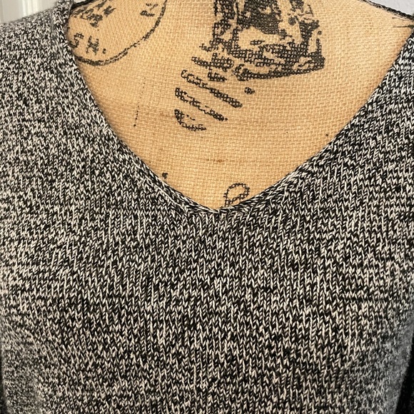 Express V-Sweater with back cut design - Picture 5 of 5